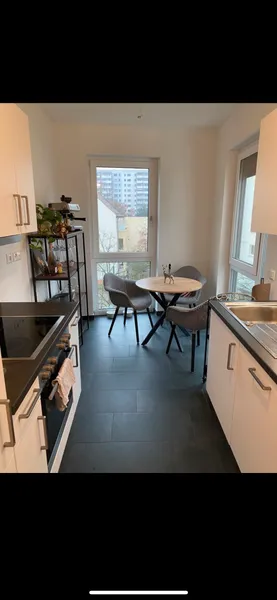Zwei Zimmer in Friedrichsfelde: Helle Wohnung mit Balkon — photo 1